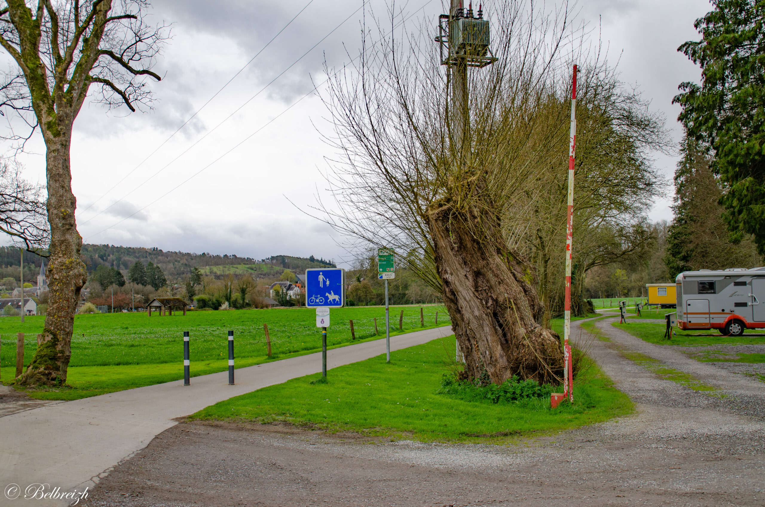 Photo d’illustration des emplacements Pour camping-cars caravanes-tractables ou tentes; avec électricité