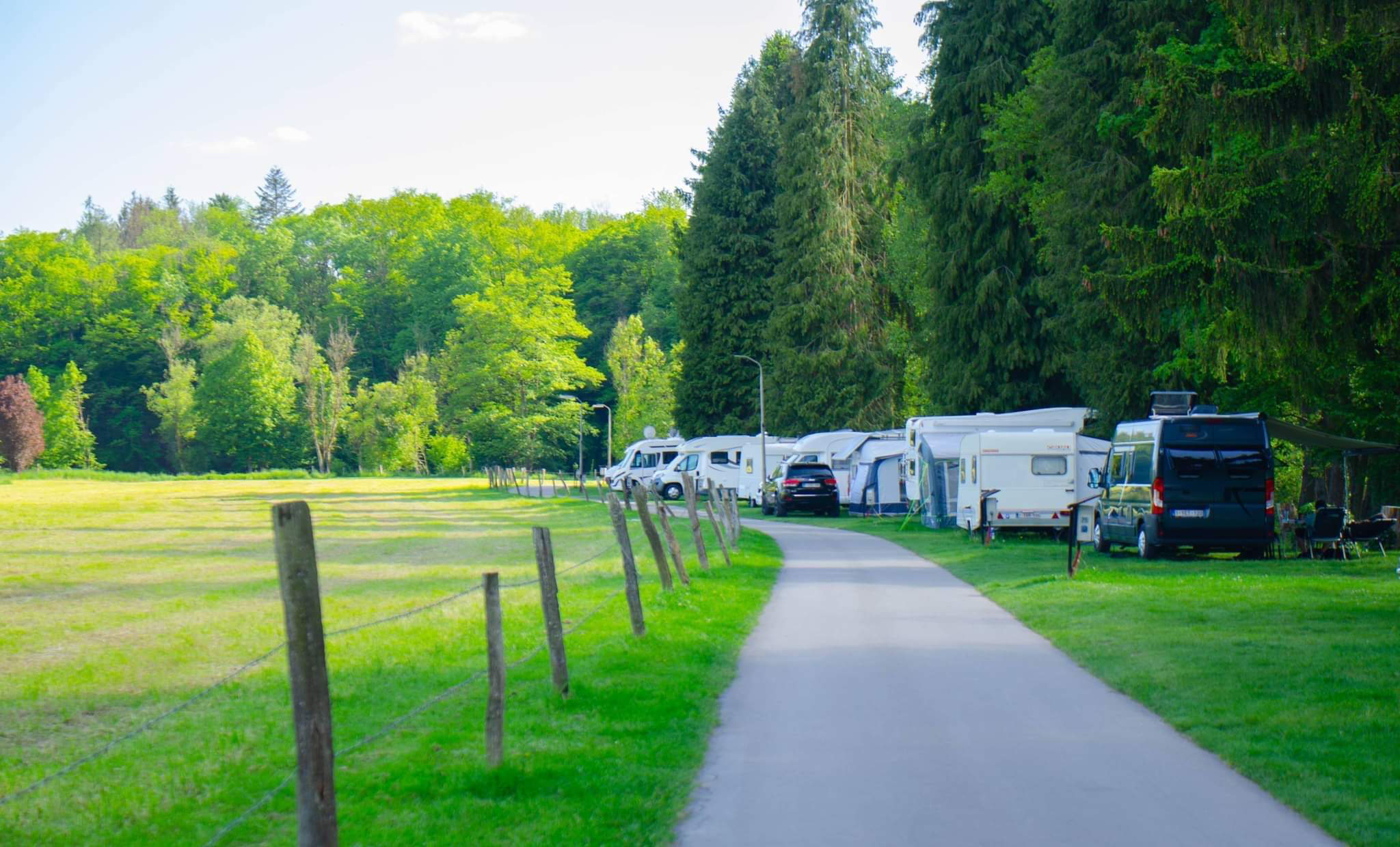 Photo d’illustration des emplacements Pour camping-cars caravanes-tractables ou tentes; avec électricité