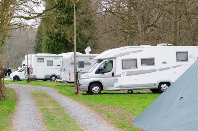 Photo d’illustration des emplacements Pour camping-cars caravanes-tractables ou tentes; avec électricité
