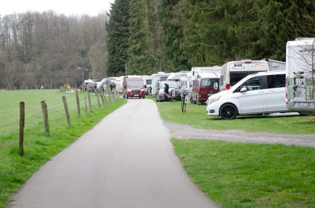 Photo d’illustration des emplacements Pour camping-cars caravanes-tractables ou tentes; avec électricité
